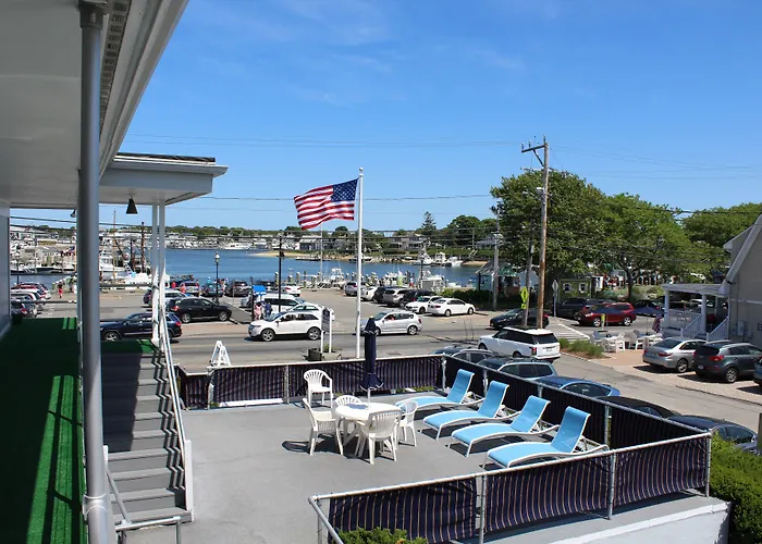 Hyannis Holiday
